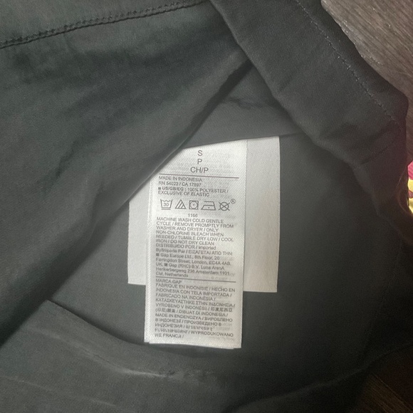 GAP Satin Mockneck Pleated Blouse in Black with Mandarin Collar - Picture 7 of 11